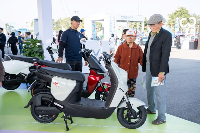 Học sinh mê VinFast ZGoo: Nhỏ gọn, màu đẹp, đi học chuẩn gu Gen Z - Ảnh 1