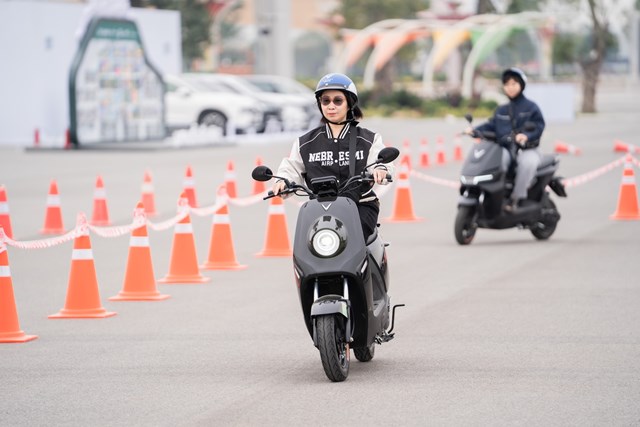 Học sinh mê VinFast ZGoo: Nhỏ gọn, màu đẹp, đi học chuẩn gu Gen Z - Ảnh 2