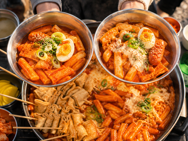 Xi&ecirc;n nướng, tokbokki v&agrave; loạt m&oacute;n đường phố ch&acirc;u &Aacute; mang đến nhiều lựa chọn hấp dẫn cho thực kh&aacute;ch &nbsp;