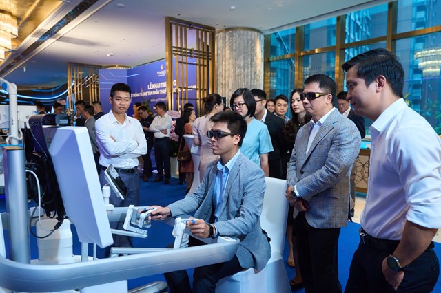 Kh&aacute;ch mời trải nghiệm kh&ocirc;ng gian c&ocirc;ng nghệ robot tại sự kiện.