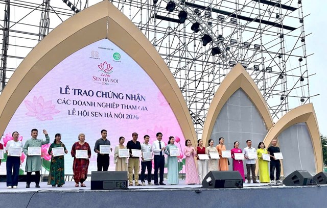 Lễ trao chứng nhận cho c&aacute;c doanh nghiệp tham gia Lễ hội Sen H&agrave; Nội 2026