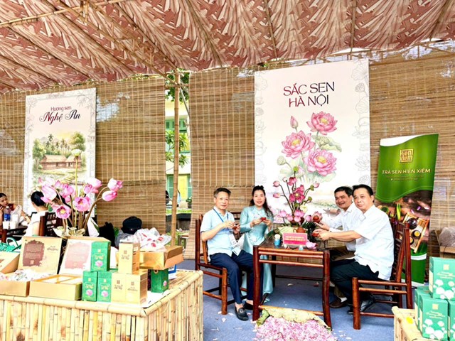 Kh&ocirc;ng gia trưng b&agrave;y v&agrave; giới thiệu sản phẩm của Tr&agrave; sen Hiền Xi&ecirc;m tại&nbsp;Lễ hội Sen H&agrave; Nội 2026