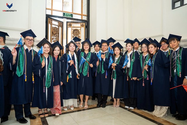 Lưu Bảo Linh l&agrave; một trong 47 B&aacute;c sĩ Y khoa đầu ti&ecirc;n tốt nghiệp từ chương tr&igrave;nh được đồng thiết kế v&agrave; x&aacute;c thực chất lượng bởi Đại học Pennsylvania (UPenn).