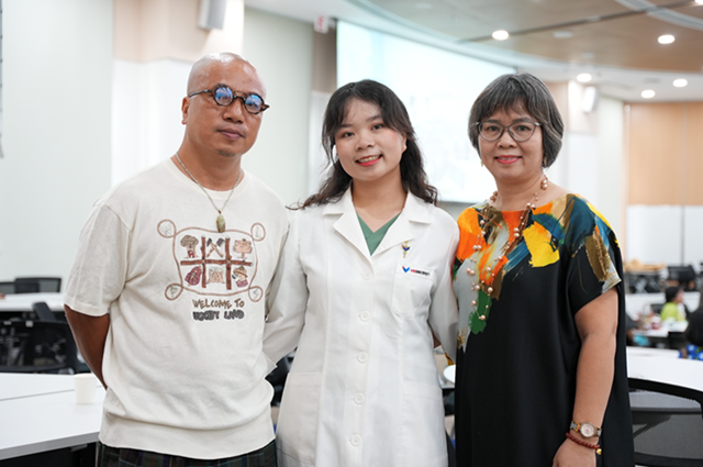 Chia sẻ về dự định, Linh cho biết sẽ học B&aacute;c sỹ Nội tr&uacute; Nhi khoa, trong suốt thời gian theo đuổi ước mơ trở th&agrave;nh một b&aacute;c sĩ, Linh lu&ocirc;n nhận được sự ủng hộ của gia đ&igrave;nh.