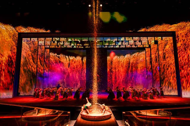 Chương tr&igrave;nh được thiết kế theo m&ocirc; h&igrave;nh Immersive Theatre (s&acirc;n khấu nhập vai), kết hợp đồng thời 12 c&ocirc;ng nghệ v&agrave; hiệu ứng tr&igrave;nh diễn, tạo n&ecirc;n trải nghiệm thị gi&aacute;c đa tầng cho kh&aacute;n giả.