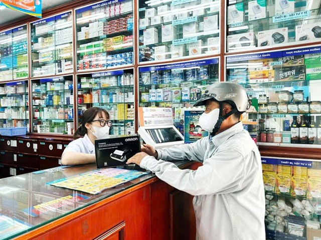 Kh&aacute;ch h&agrave;ng được nh&acirc;n vi&ecirc;n Nh&agrave; thuốc Long Ch&acirc;u tư vấn về c&aacute;ch sử dụng thiết bị t&iacute;ch hợp đo huyết &aacute;p kết hợp đo điện tim (ECG) &nbsp;