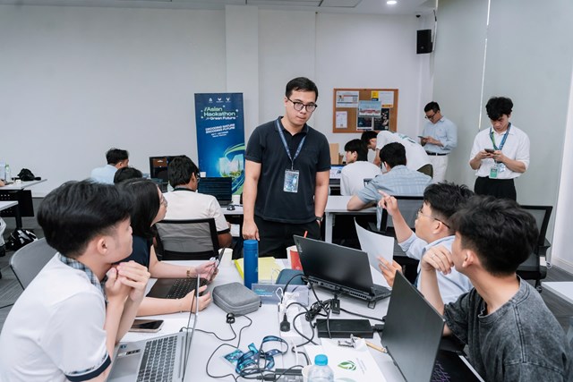 Đội VFluxion trao đổi với cố vấn để ho&agrave;n thiện giải ph&aacute;p trong qu&aacute; tr&igrave;nh tranh t&agrave;i tại Trường ĐH VinUni. Ảnh: BTC.