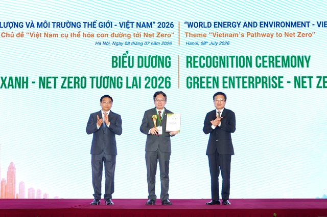&Ocirc;ng Trần Ho&agrave;i Phương- Gi&aacute;m đốc Ng&acirc;n h&agrave;ng Doanh nghiệp HDBank thay mặt HDBank vinh dự đ&oacute;n nhận giải thưởng