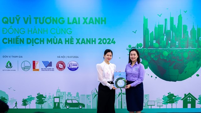 TS. L&ecirc; Th&aacute;i H&agrave; c&ugrave;ng b&agrave; Hứa Thanh Hoa trao thỏa thuận hợp t&aacute;c giữa Quỹ V&igrave; tương lại xanh v&agrave; Đại học Quốc gia H&agrave; Nội trong chiến dịch M&ugrave;a h&egrave; xanh