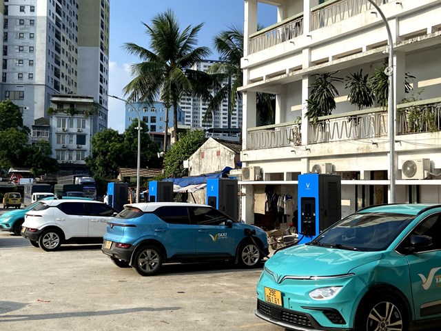 Trạm sạc si&#234;u nhanh 30 cổng của V-Green đi v&#224;o hoạt động tại Bến xe Đu&#244;i C&#225; - Ảnh 5