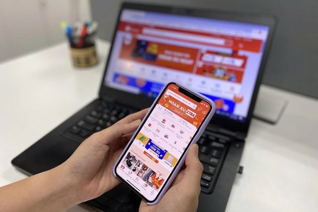 Gi&aacute; h&agrave;ng online leo thang khi c&aacute;c s&agrave;n đồng loạt tăng ph&iacute;