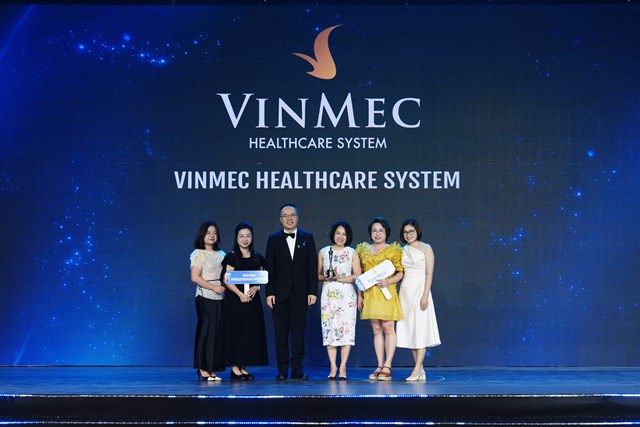 Đại diện Hệ thống Y tế Vinmec nhận danh hiệu "Best Companies to Work for in Asia 2026" tại lễ trao giải HR Asia Awards 2026 diễn ra tối ng&agrave;y 9/7/2026. &nbsp;