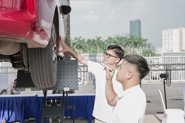Anh Nguyễn Văn Ho&agrave;ng (đeo k&iacute;nh) cho rằng những ch&iacute;nh s&aacute;ch của VinFast hỗ trợ chủ xe xăng l&ecirc;n đời xe điện qu&aacute; hấp dẫn &nbsp;