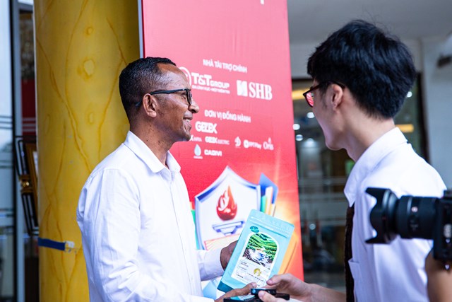 Đại &uacute;y Domingos Ximenes da Costa Frederico Pedro C. Pereira &ndash; Trưởng đo&agrave;n đội tuyển Timor Leste &ndash; chia sẻ sau khi nhận được phần qu&agrave;. &nbsp;