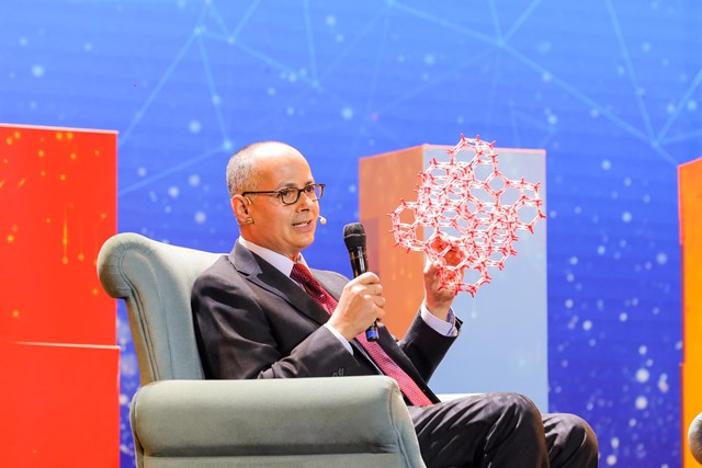 GS. Omar Yaghi đang tham gia Hội đồng Cố vấn của Trung t&acirc;m Tr&iacute; tuệ M&ocirc;i trường (CEI), Trường ĐH VinUni. Năm 2025, c&ocirc;ng tr&igrave;nh khoa học về AIRES đ&atilde; ch&iacute;nh thức được xuất bản tr&ecirc;n Nature Synthesis - tạp ch&iacute; khoa học uy t&iacute;n h&agrave;ng đầu thế giới, c&ocirc;ng bố c&aacute;c nghi&ecirc;n cứu xuất sắc v&agrave; c&oacute; ảnh hưởng lớn trong lĩnh vực tổng hợp h&oacute;a học v&agrave; c&ocirc;ng nghệ vật liệu mới. Ảnh: VinFuture.
