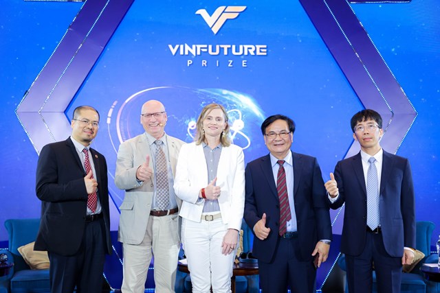 GS.TS.BS. Mai Duy T&ocirc;n (Gi&aacute;m đốc Trung t&acirc;m Đột quỵ Bệnh viện Bạch Mai, ngo&agrave;i c&ugrave;ng b&ecirc;n phải của ảnh) c&ugrave;ng GS. Valery Feigin (Đại học Auckland, New Zealand, thứ 2 từ tr&aacute;i sang), một trong những chuy&ecirc;n gia h&agrave;ng đầu thế giới về đột quỵ, tại Tuần lễ Khoa học C&ocirc;ng nghệ VinFuture 2024. Ảnh: VinFuture.