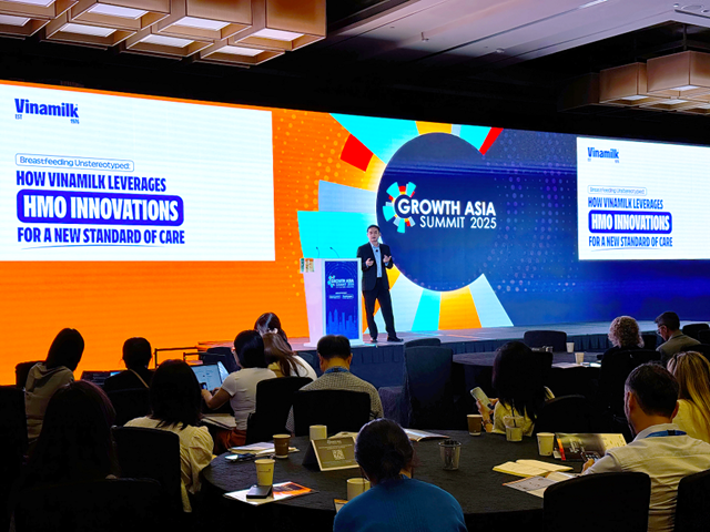 Đại diện Vinamilk, &ocirc;ng Nguyễn Quang Tr&iacute; &ndash; Gi&aacute;m đốc điều h&agrave;nh Marketing &ndash; chia sẻ về đột ph&aacute;t 6 HMO trong sản phẩm sữa bột trẻ em Vinamilk Optimums tại diễn đ&agrave;n lớn nhất ch&acirc;u &Aacute; về cơ hội ph&aacute;t triển trong ng&agrave;nh thực phẩm, đồ uống v&agrave; dinh dưỡng (Ảnh: Hồng Nh&acirc;n).