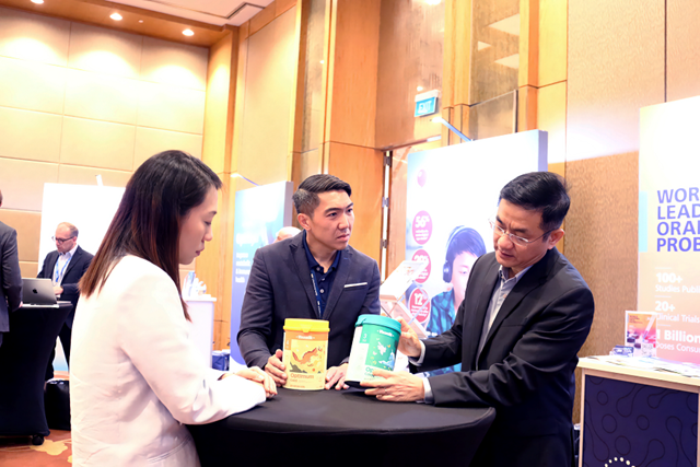 &Ocirc;ng Nguyễn Quang Tr&iacute; - Gi&aacute;m đốc điều h&agrave;nh Marketing Vinamilk (ngo&agrave;i c&ugrave;ng b&ecirc;n phải) chia sẻ về đột ph&aacute; 6 HMO với c&aacute;c kh&aacute;ch mời tại Diễn đ&agrave;n Ph&aacute;t triển Ch&acirc;u &Aacute; 2025 (Ảnh: Hồng Nh&acirc;n).