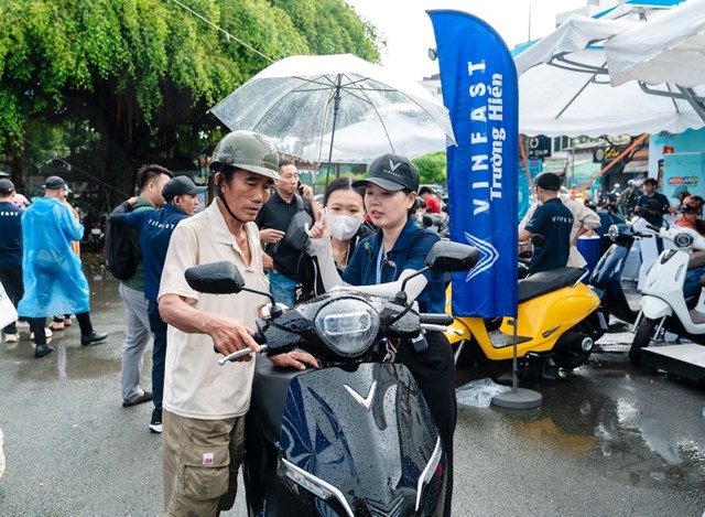 Kh&aacute;ch h&agrave;ng tơi sự kiện được tư vấn kỹ về sản phẩm cũng như những ưu đ&atilde;i hấp dẫn &nbsp;