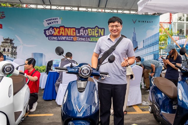 Anh Mai Trọng Duy (TP.HCM) dễ d&agrave;ng đổi xe xăng cũ, l&ecirc;n đời xe điện ngay tại sự kiện &nbsp;