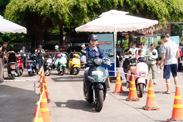Người d&acirc;n TP.HCM được tự tay trải nghiệm nhiều d&ograve;ng xe m&aacute;y điện của VinFast &nbsp;