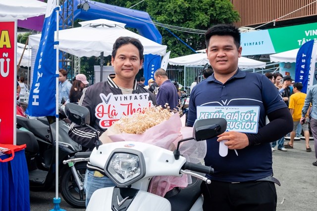 Anh Nguyễn Ho&agrave;ng Long (b&ecirc;n tr&aacute;i) đổi sang xe điện để tối ưu chi ph&iacute; đi lại &nbsp;