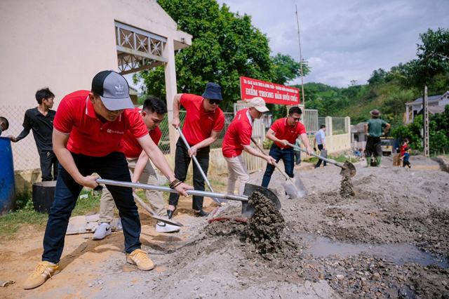 C&aacute;c SeABanker thực hiện c&ocirc;ng tr&igrave;nh Con đường đến trường tại điểm trường SC