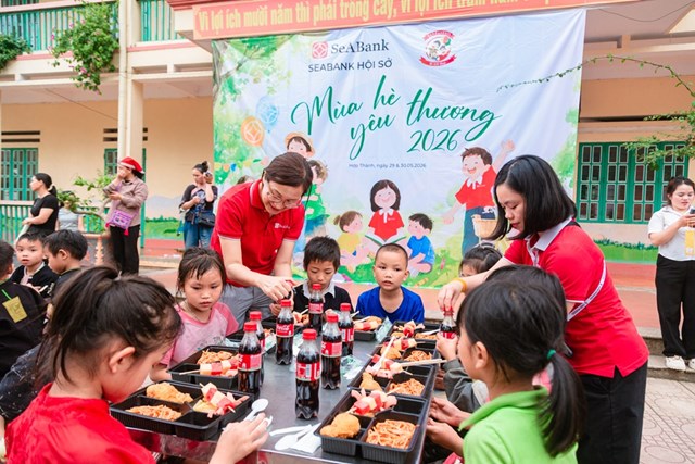 Hoạt động Nấu ăn cho em nhận được sự hưởng ứng t&iacute;ch cực từ học sinh v&agrave; thầy c&ocirc;