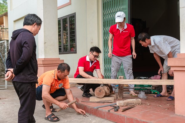SeABanker l&agrave;m bập b&ecirc;nh cho c&aacute;c em nhỏ tại điểm trường mầm non X&eacute;o tả 2