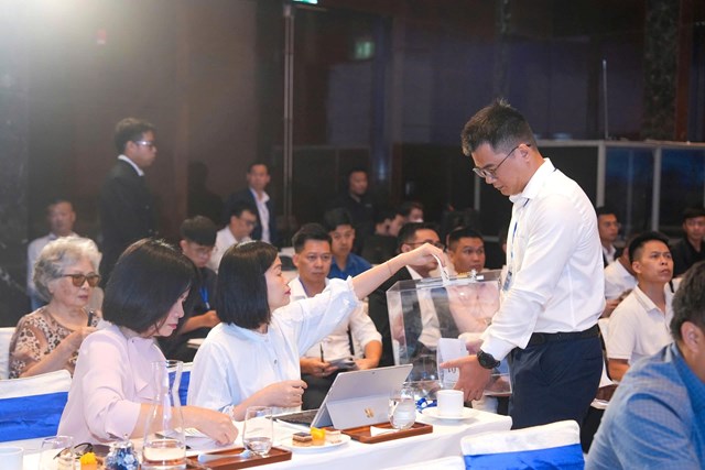 Cổ đ&ocirc;ng bỏ phiếu th&ocirc;ng qua c&aacute;c tờ tr&igrave;nh tại cuộc họp ĐHĐCĐ bất thường của Eximbank