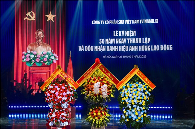 Vinamilk v&ocirc; c&ugrave;ng vinh dự v&agrave; tự h&agrave;o được đ&oacute;n nhận những lẵng hoa ch&uacute;c mừng từ l&atilde;nh đạo, nguy&ecirc;n l&atilde;nh đạo Đảng v&agrave; Nh&agrave; nước (Ảnh: Minh Anh). &nbsp;