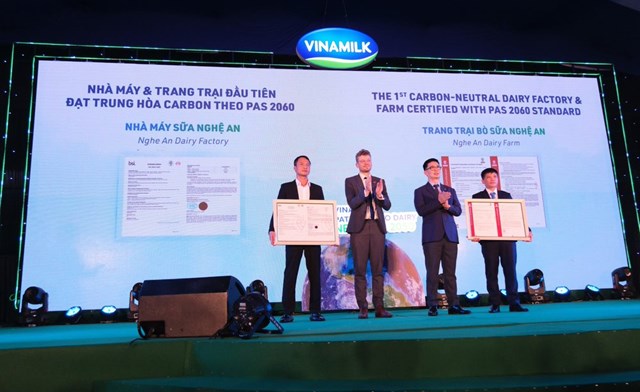 Trang trại b&ograve; sữa Vinamilk Nghệ An l&agrave; trang trại đầu ti&ecirc;n nhận chứng nhận về trung h&ograve;a Carbon (PAS2060:2014)