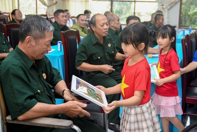 Những bức tranh do con em nh&acirc;n vi&ecirc;n Vinamilk vẽ trở th&agrave;nh cầu nối gắn kết qu&aacute; khứ với tương lai (Ảnh: Thanh B&igrave;nh). &nbsp;