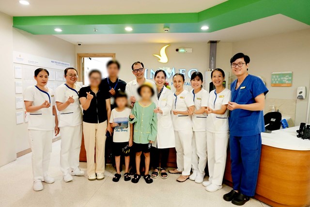Bệnh nhi v&agrave; c&aacute;c b&aacute;c sĩ tại Bệnh viện Vinmec Central Park (TP.HCM). &nbsp;