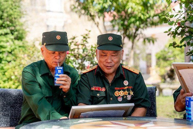 C&aacute;c b&aacute;c cựu chiến binh chăm ch&uacute; đọc những d&ograve;ng chữ nhỏ, được c&aacute;c em gửi k&egrave;m trong mỗi bức tranh (Ảnh: Duy Cường). &nbsp;