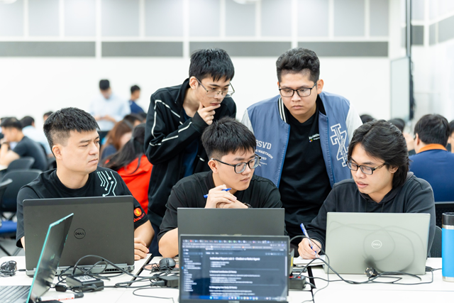 Trong suốt h&agrave;nh tr&igrave;nh 12 tuần, học vi&ecirc;n được đ&agrave;o tạo nền tảng, giải quyết c&aacute;c b&agrave;i to&aacute;n m&ocirc; phỏng thực chiến v&agrave; l&agrave;m việc tại c&aacute;c doanh nghiệp dưới sự hướng dẫn của đội ngũ mentor, giảng vi&ecirc;n, đội ngũ chuy&ecirc;n gia.