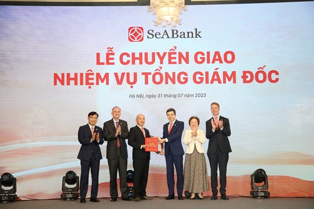 &Ocirc;ng L&ecirc; Quốc Long (thứ 4 tư phải sang) nhận nhiệm vụ mới từ Hội đồng quản trị SeABank.