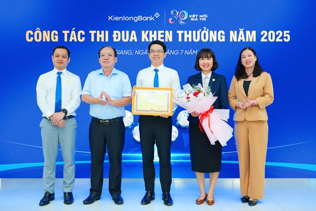 KienlongBank vinh dự đón nhận bằng khen của Chủ tịch UBND tỉnh An Giang
