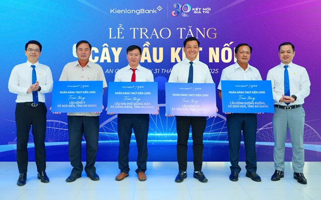 &Ocirc;ng Nguyễn Thanh Phong, Ủy vi&ecirc;n Ban thường vụ Tỉnh ủy, Ph&oacute; Chủ tịch thường trực UBND tỉnh An Giang trao tặng Bằng khen cho Tập thể v&agrave; c&aacute; nh&acirc;n xuất sắc tại KienlongBank &nbsp;