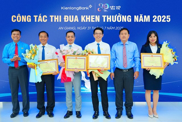 Chủ tịch HĐQT và Quyền Tổng Giám đốc KienlongBank đã trao tặng những “Cây cầu kết nối” xây dựng trên địa bàn tỉnh An Giang