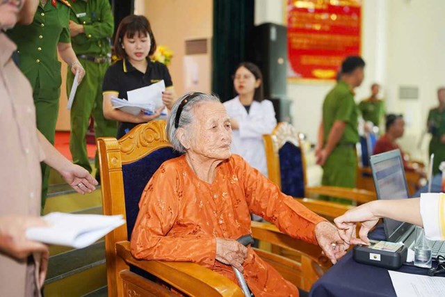Kỹ thuật viên của GeneStory triển khai lấy mẫu ADN tại địa phương sinh sống của từng thân nhân liệt sĩ.