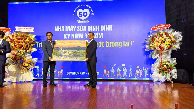 &Ocirc;ng L&ecirc; Ho&agrave;ng Minh (b&igrave;a tr&aacute;i) - Gi&aacute;m Đốc Điều h&agrave;nh Sản xuất, C&ocirc;ng ty cổ phần sữa Việt Nam-Vinamilk trao qu&agrave; lưu niệm cho &Ocirc;ng Nguyễn Xu&acirc;n B&igrave;nh - Gi&aacute;m đốc Nh&agrave; m&aacute;y sữa Vinamilk B&igrave;nh Định nh&acirc;n dịp kỷ niệm 30 năm th&agrave;nh lập.&nbsp;Ảnh: Hải Yến &nbsp;