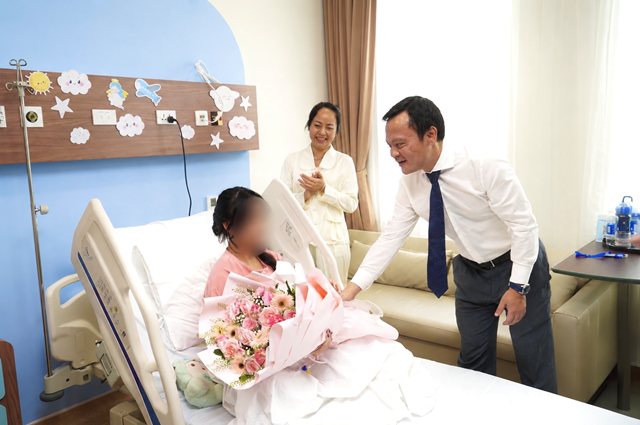 PGS.TS.BS&nbsp;Ho&agrave;ng Quốc Cường &ndash; Gi&aacute;m đốc Sở Y tế Cần Thơ thăm hỏi bệnh nh&acirc;n sau ca phẫu thuật tại Vinmec Cần Thơ.