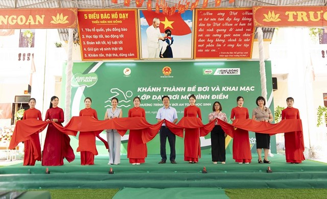 C&aacute;c đại biểu cắt băng kh&aacute;nh th&agrave;nh bể bơi tại sự kiện