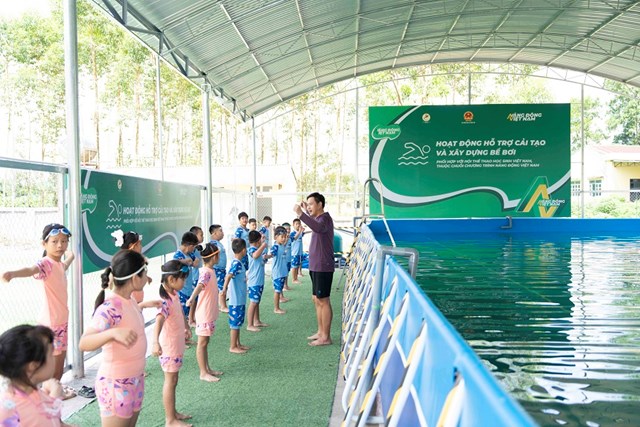 Ngay sau lễ kh&aacute;nh th&agrave;nh bể bơi, nh&agrave; trường đ&atilde; tổ chức lớp dạy bơi m&ocirc; h&igrave;nh điểm cho c&aacute;c em học sinh.