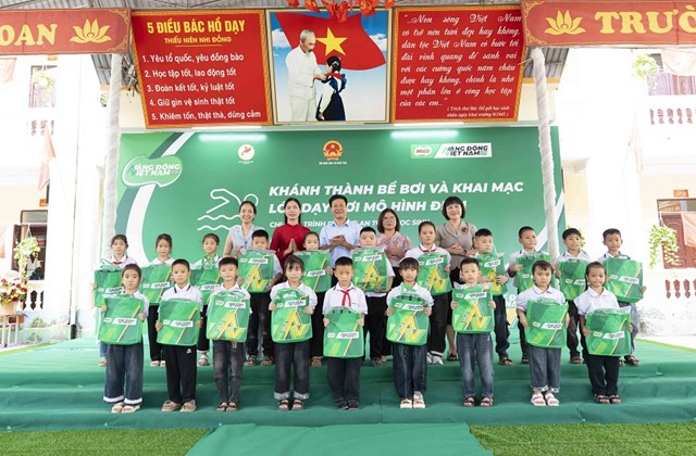 Tại buổi lễ, Nestl&eacute; Việt Nam đ&atilde; trao tặng 40 phần qu&agrave; gồm đồ d&ugrave;ng học tập v&agrave; trang phục học bơi cho c&aacute;c em học sinh c&oacute; ho&agrave;n cảnh kh&oacute; khăn
