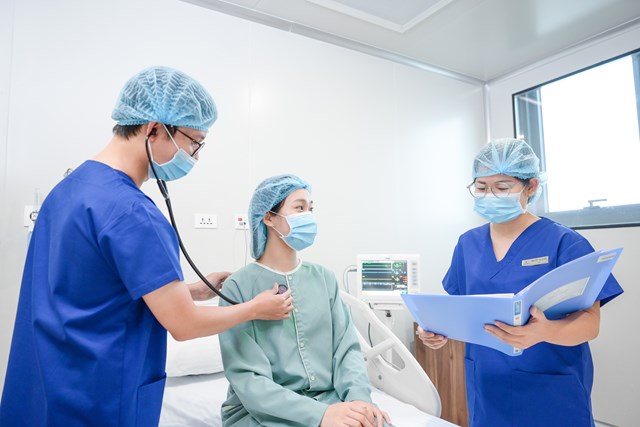 Đội ngũ y b&aacute;c sĩ Vinmec phối hợp thăm kh&aacute;m, theo d&otilde;i v&agrave; chăm s&oacute;c người bệnh theo quy tr&igrave;nh chuy&ecirc;n m&ocirc;n chặt chẽ, bảo đảm an to&agrave;n v&agrave; trải nghiệm điều trị to&agrave;n diện.(Ảnh: Vinmec)