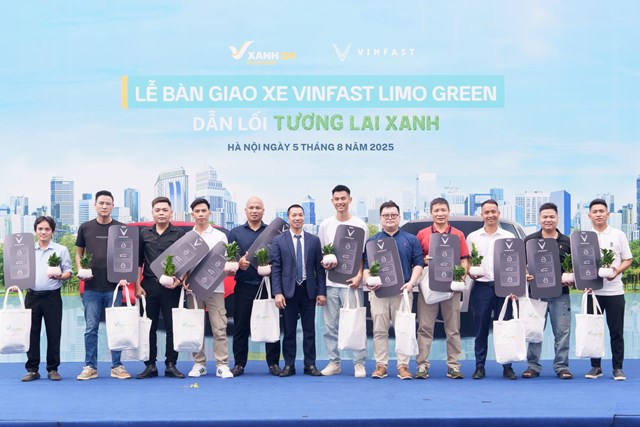 Những chiếc Limo Green đầu ti&ecirc;n đ&atilde; được b&agrave;n giao tới kh&aacute;ch h&agrave;ng tại C&ocirc;ng vi&ecirc;n Xứ sở thần ti&ecirc;n, Vinhomes Global Gate (Cổ Loa, Đ&ocirc;ng Anh, H&agrave; Nội). &nbsp;