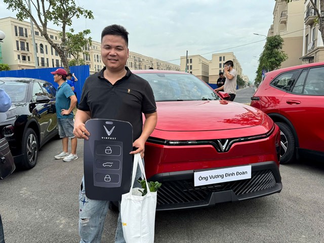 Anh Vương Đ&igrave;nh Đo&agrave;n đ&atilde; quyết chọn mẫu MPV 7 chỗ của VinFast ngay khi xe mở b&aacute;n. &nbsp;