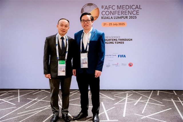 &Ocirc;ng Nguyễn Văn Ph&uacute; v&agrave; GS.TS.BS Trần Trung Dũng tại Hội nghị Y học thể thao AFC lần thứ 8 &nbsp;